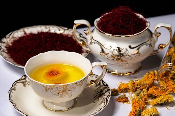 Bạn có thể pha nhụy hoa nghệ tây với trà hoa cúc để phát huy tốt công dụng của saffron